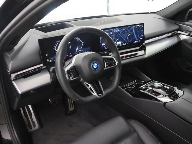 BMW 5-SERIE 550e xDrive | M-Pakket | Comfortstoelen + Memory | Adaptief Onderstel | Comfort-Pakket | Panoramadak | Driving Assistant Professional | Shadow Line | Adaptieve LED Verlichting | DAB | Bowers & Wilkins Surround |
