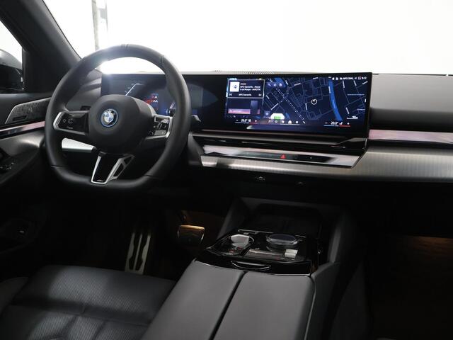 BMW 5-SERIE 550e xDrive | M-Pakket | Comfortstoelen + Memory | Adaptief Onderstel | Comfort-Pakket | Panoramadak | Driving Assistant Professional | Shadow Line | Adaptieve LED Verlichting | DAB | Bowers & Wilkins Surround |