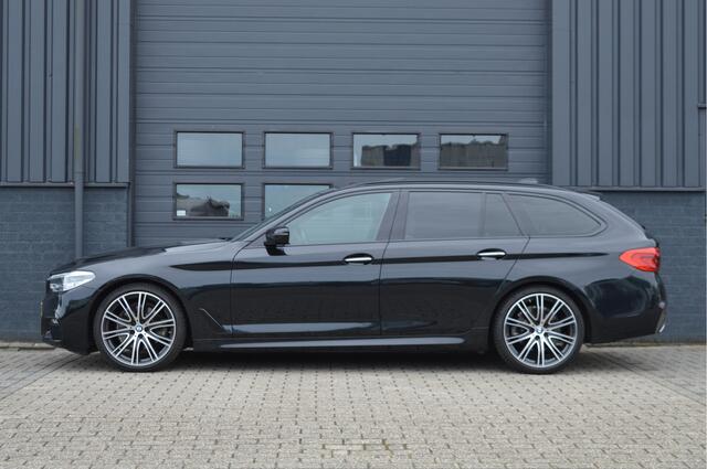 BMW 5-SERIE Touring 520i High Executive | M-PAKKET | PANO | CAMERA |