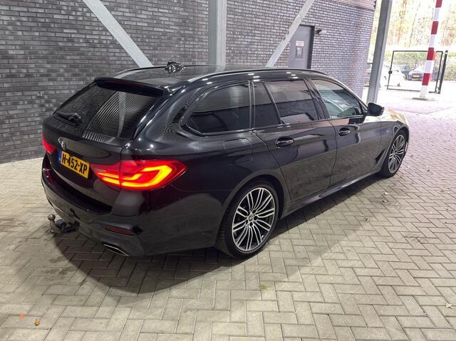 BMW 5-SERIE Touring 540i xDrive High Executive | Head-Up | Panoramadak | Trekhaak | 19 Inch | ACC | Getint Glas