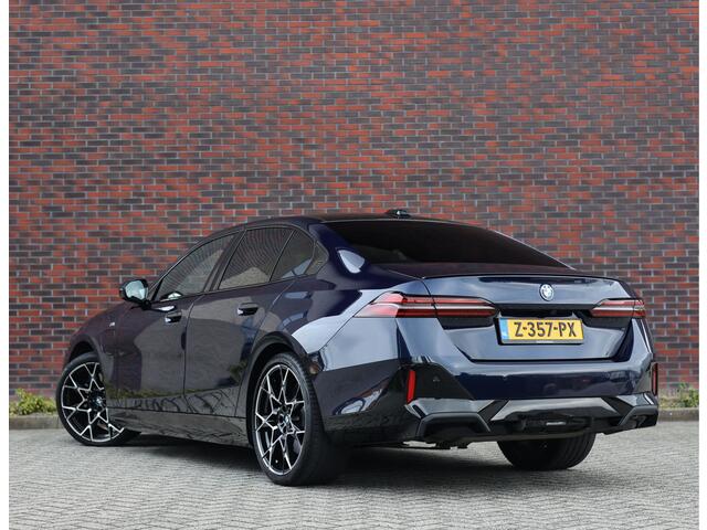 BMW 5-SERIE 550e xDrive | M-Performance - Pano - Trekhaak - HUD - B&W