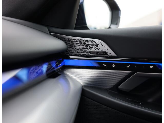 BMW 5-SERIE 550e xDrive | M-Performance - Pano - Trekhaak - HUD - B&W