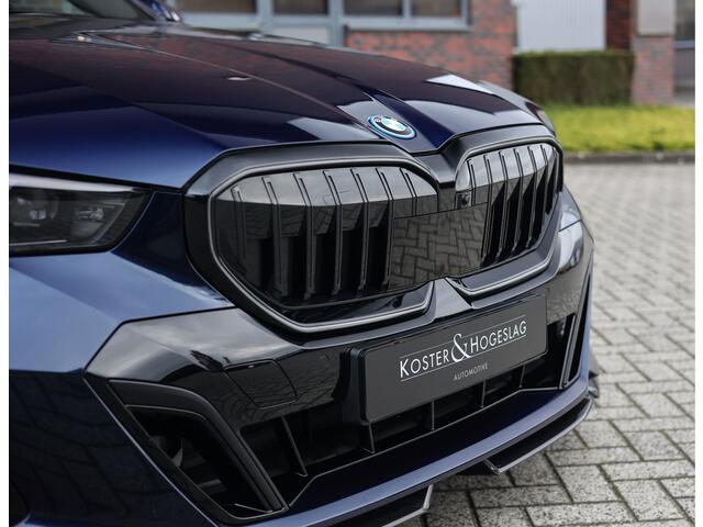 BMW 5-SERIE 550e xDrive | M-Performance - Pano - Trekhaak - HUD - B&W