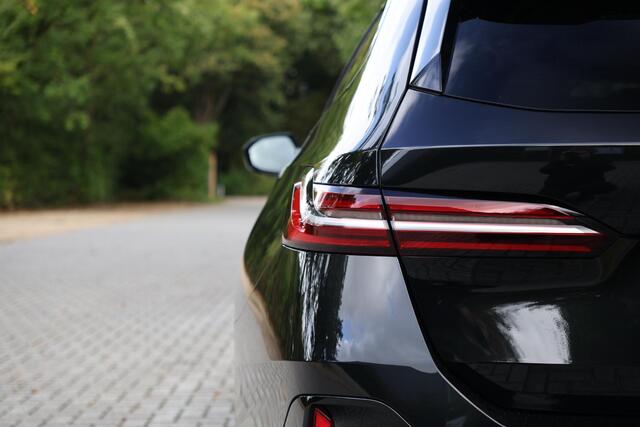 BMW 5-SERIE Touring 540d xDrive M-sport | Pano | HUD | Bowers & Wilkins | Keyless | 21" | Iconic Glow | 360 | Standkachel | Adap Cruise | Veganza Zwart interieur | etc.