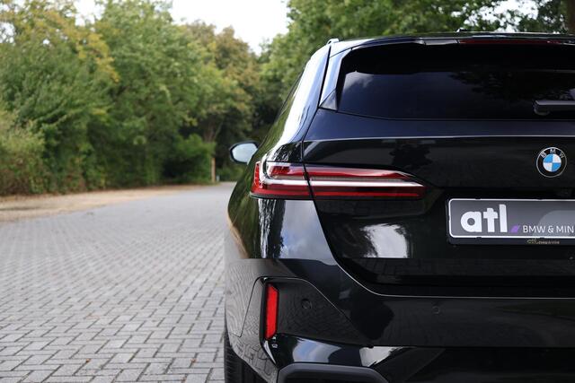 BMW 5-SERIE Touring 540d xDrive M-sport | Pano | HUD | Bowers & Wilkins | Keyless | 21" | Iconic Glow | 360 | Standkachel | Adap Cruise | Veganza Zwart interieur | etc.