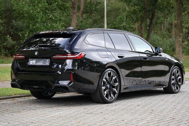 BMW 5-SERIE Touring 540d xDrive M-sport | Pano | HUD | Bowers & Wilkins | Keyless | 21" | Iconic Glow | 360 | Standkachel | Adap Cruise | Veganza Zwart interieur | etc.