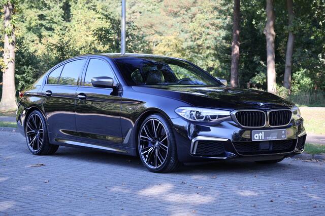BMW 5-SERIE M550i xDrive Executive M-Sport | Merina leder | 20" | Driving Assistent Plus | Comfort stoel met geheugen | Real-Time Traffic information, Zonnerolgordijnen achter, Stoelverwarming voor en achter, etc.
