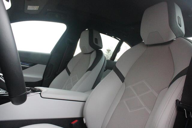 BMW 5-SERIE 550e 490PK xDRIVE | ICONIC GLOW GRILL | PANORAMA DAK | MEESTURENDE ACHTERAS | STUUR VERWARMING | M SPORT PAKKET PRO | 20" LICHTMETALEN VELGEN | ZONNESCHERM ACHTERRUIT ELEKTRISCH | INTERIEURLIJSTEN M DONKERZILVER/CARBON FIBER | BOWERS & WILKINS AUDIO SYSTE