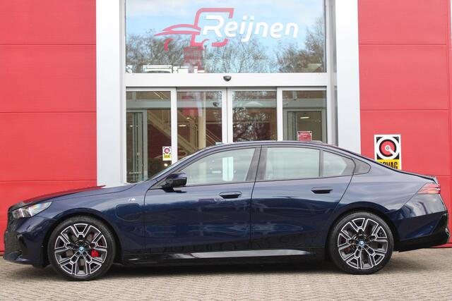 BMW 5-SERIE 550e 490PK xDRIVE | ICONIC GLOW GRILL | PANORAMA DAK | MEESTURENDE ACHTERAS | STUUR VERWARMING | M SPORT PAKKET PRO | 20" LICHTMETALEN VELGEN | ZONNESCHERM ACHTERRUIT ELEKTRISCH | INTERIEURLIJSTEN M DONKERZILVER/CARBON FIBER | BOWERS & WILKINS AUDIO SYSTE