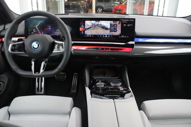 BMW 5-SERIE 550e 490PK xDRIVE | ICONIC GLOW GRILL | PANORAMA DAK | MEESTURENDE ACHTERAS | STUUR VERWARMING | M SPORT PAKKET PRO | 20" LICHTMETALEN VELGEN | ZONNESCHERM ACHTERRUIT ELEKTRISCH | INTERIEURLIJSTEN M DONKERZILVER/CARBON FIBER | BOWERS & WILKINS AUDIO SYSTE