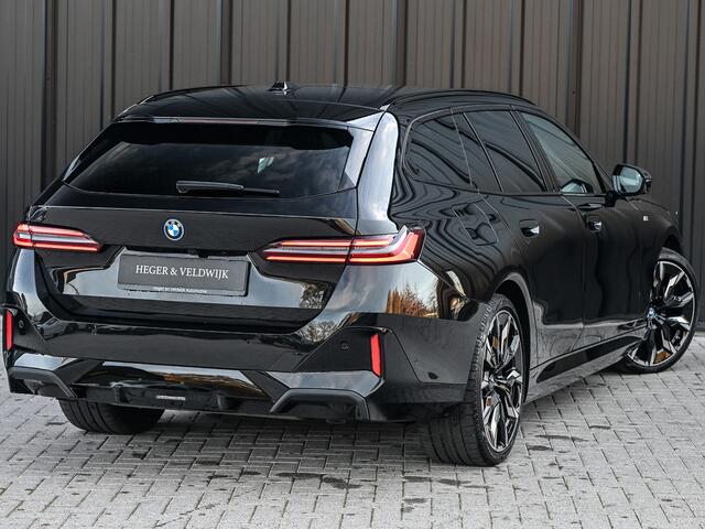 BMW 5-SERIE Touring 550e XDRIVE | M-SPORT PRO | SHADOW LINE | M-SPORT SEATS | ALCANTARA HEMEL | CARBON PACKAGE | PANORAMADAK | ICONIC GRILL | ACHTERBANK VERWARMD | BOWERS&WILKINS | ACTIVE CRUISE | HEAD-UP | STUURVERWARMING | COMFORT ACCESS