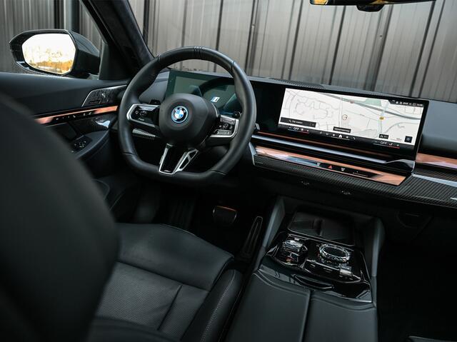 BMW 5-SERIE Touring 550e XDRIVE | M-SPORT PRO | SHADOW LINE | M-SPORT SEATS | ALCANTARA HEMEL | CARBON PACKAGE | PANORAMADAK | ICONIC GRILL | ACHTERBANK VERWARMD | BOWERS&WILKINS | ACTIVE CRUISE | HEAD-UP | STUURVERWARMING | COMFORT ACCESS
