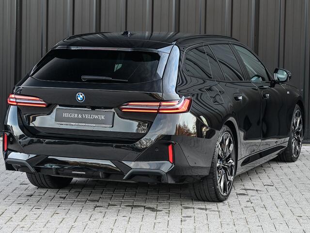 BMW 5-SERIE Touring 550e XDRIVE | M-SPORT PRO | SHADOW LINE | M-SPORT SEATS | ALCANTARA HEMEL | CARBON PACKAGE | PANORAMADAK | ICONIC GRILL | ACHTERBANK VERWARMD | BOWERS&WILKINS | ACTIVE CRUISE | HEAD-UP | STUURVERWARMING | COMFORT ACCESS