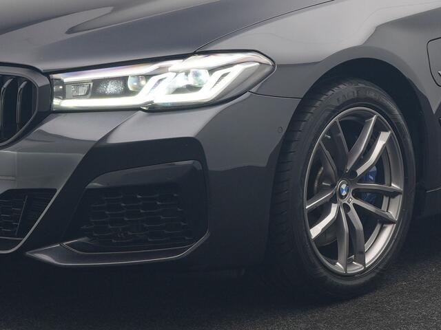 BMW 5-SERIE Touring 520e M Sport Plug In Hybrid 204pk Dealer O.H PHEV | Trekhaak af Fabriek | Adaptive Cruise | Alcantara Sportstoelen Verwarmd | Camera | Navi Pro | Sfeerverlichting | Apple Carplay |