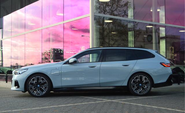 BMW 5-SERIE Touring 530e M Sport Automaat / Trekhaak / M Sportonderstel / Achteruitrijcamera / Comfort Access / Adaptieve LED / Stoelverwarming