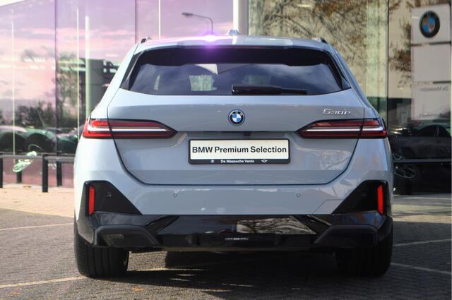BMW 5-SERIE Touring 530e M Sport Automaat / Trekhaak / M Sportonderstel / Achteruitrijcamera / Comfort Access / Adaptieve LED / Stoelverwarming