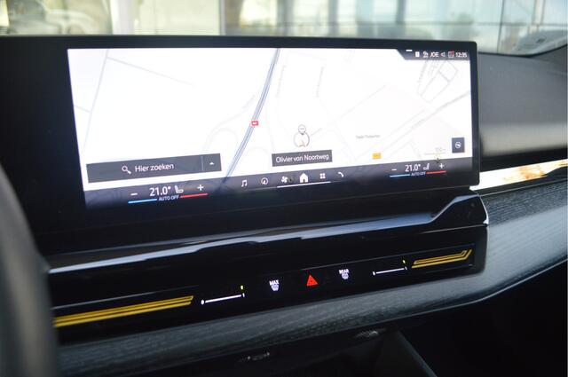 BMW 5-SERIE Touring 530e M Sport Automaat / Trekhaak / M Sportonderstel / Achteruitrijcamera / Comfort Access / Adaptieve LED / Stoelverwarming