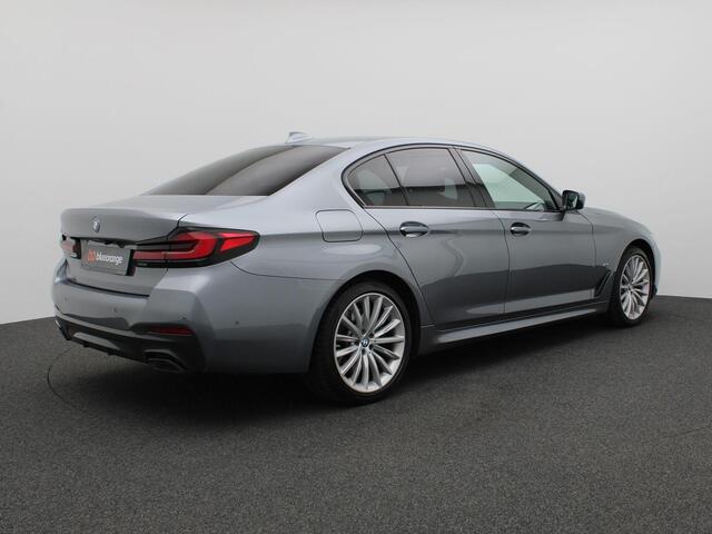 BMW 5-SERIE 545e xDrive High Executive 394PK Aut. M-Sport, Pano-Schuifdak, SOH 90%, M-Sport, Head-Up Display, Stoel-Stuurverwarming, Stoelkoeling, Memorystoel, 360gr. Camera, Keyless