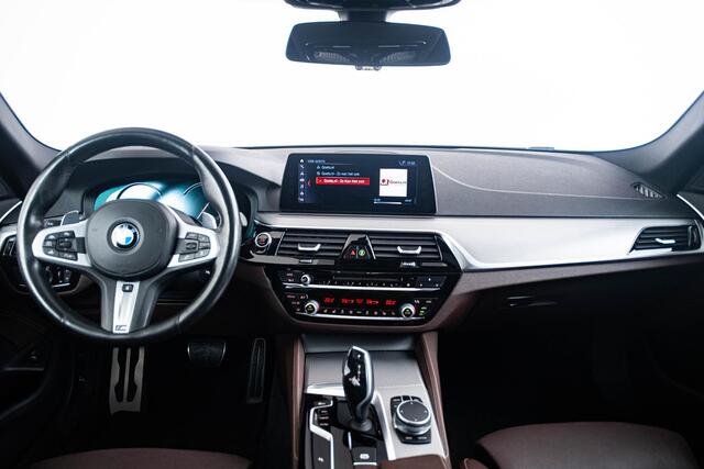BMW 5-SERIE 540i High Executive M-sport pakket - Schuifdak - Stoelventilatie - 20 inch - Nappa leder - Comfort Access - Achteruitrijcamera - Driving Assistant Plus - Comfortstoelen - Stoelverwarming - Verwarmd Stuurwiel - Head-up Display - HiFi Audio
