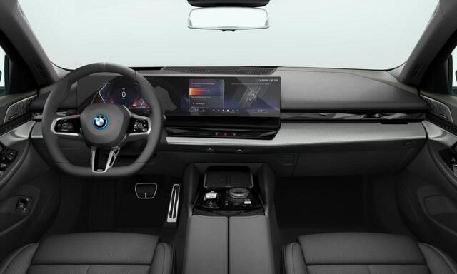 BMW 5-SERIE Touring 550e xDrive M Sportpakket Pro | Travel Pack | Panoramadak | Trekhaak | Bowers & Wilkins