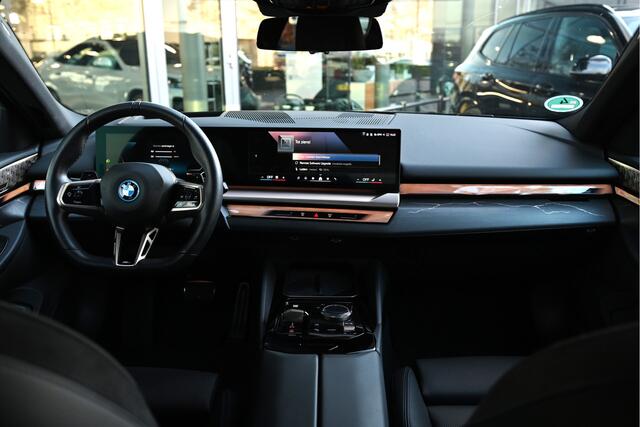 BMW 5-SERIE 550e xDrive M Sport Automaat / Trekhaak / Bowers & Wilkins / Parking Assistant Professional / Adaptieve LED / Stoelventilatie / Adaptief onderstel professional