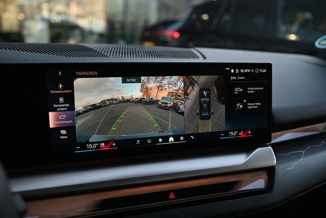 BMW 5-SERIE 550e xDrive M Sport Automaat / Trekhaak / Bowers & Wilkins / Parking Assistant Professional / Adaptieve LED / Stoelventilatie / Adaptief onderstel professional