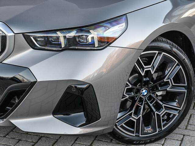 BMW 5-SERIE Touring 530e XDRIVE | SHADOW LINE | M-SPORT | COMFORT ACCESS | ACTIVE CRUISE | BOWERS & WILKINS | 360 CAMERA | STUUR- EN STOELVERWARMING | LEDER | AMBIANCE | ASSISTANCE PLUS PAKKET | EL. TREKHAAK | ADAPTIVE LED | M-SPORT SUSPENSION