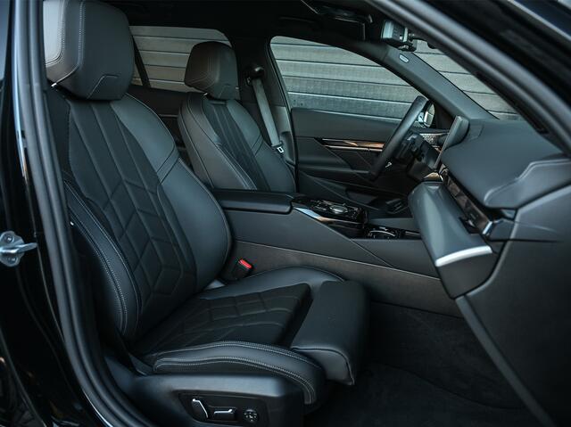 BMW 5-SERIE Touring 530e XDRIVE | SHADOW LINE | M-SPORT | COMFORT ACCESS | BOWERS & WILKINS | STUUR- EN STOELVERWARMING | ICONIC GRILL | ACTIVE CRUISE | 360 CAMERA | AMBIANCE | ASSISTANCE PLUS PAKKET | LEDER | EL. TREKHAAK