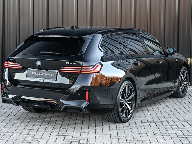 BMW 5-SERIE Touring 530e XDRIVE | SHADOW LINE | M-SPORT | COMFORT ACCESS | BOWERS & WILKINS | STUUR- EN STOELVERWARMING | ICONIC GRILL | ACTIVE CRUISE | 360 CAMERA | AMBIANCE | ASSISTANCE PLUS PAKKET | LEDER | EL. TREKHAAK