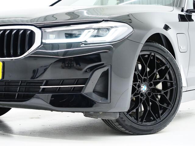BMW 5-SERIE Touring 530e xDrive Business Edition Plus | Panoramadak | Camera | Sfeerverlichting | BLIS | Carplay