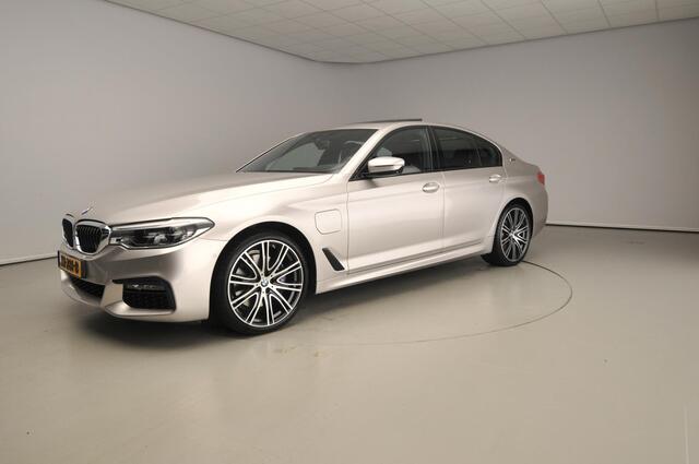 BMW 5-SERIE Sedan 530e M-Sportpakket / Schuifdak / Comfort stoelen / Head-up / Park assist / Alu wielen 20 inch