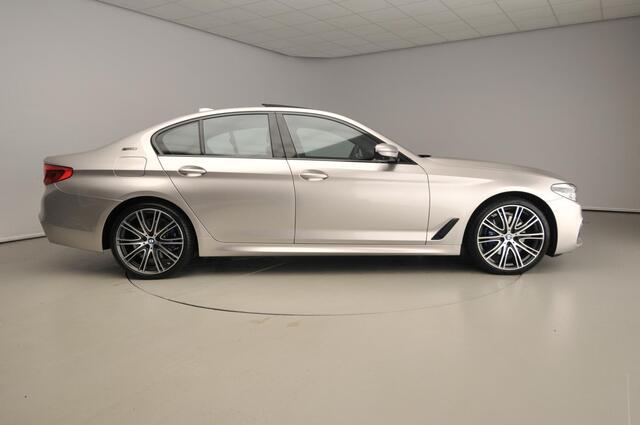 BMW 5-SERIE Sedan 530e M-Sportpakket / Schuifdak / Comfort stoelen / Head-up / Park assist / Alu wielen 20 inch