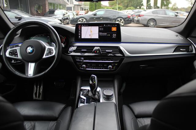 BMW 5-SERIE 530e xDrive High Exe. M Sport / Schuifdak / Camera / Head-up / 19'' / CarPlay / Harman Kardon / Leder / Dodehoek / Stoelverwarming4x / ACC