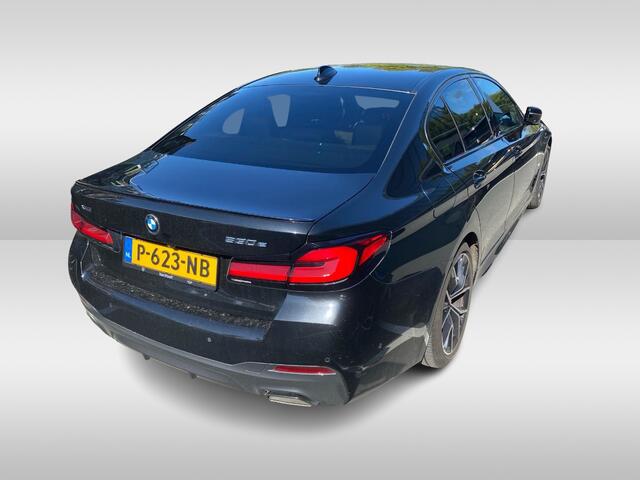 BMW 5-SERIE 530e xDrive High Exe. M Sport / Schuifdak / Camera / Head-up / 19'' / CarPlay / Harman Kardon / Leder / Dodehoek / Stoelverwarming4x / ACC