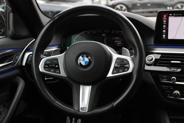 BMW 5-SERIE 530e xDrive High Exe. M Sport / Schuifdak / Camera / Head-up / 19'' / CarPlay / Harman Kardon / Leder / Dodehoek / Stoelverwarming4x / ACC
