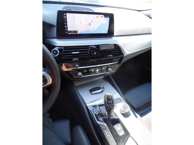 BMW 5-SERIE 530e iPerformance High Executive M-PAKKET | DODEHOEK DETECTIE | NAVIAGTIE | RIJSTROOK HERKENING | ACHTERUIT RIJ CAMREA | PARKEER SENSOREN | KEYLESS GO/ENTRY | APPLE CARPLAY / ANDROID | CRUISE CONTROL | AIRCO\ECC | LED|