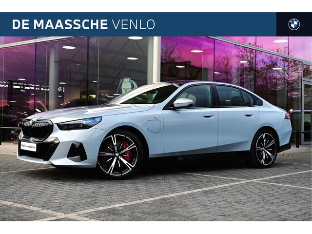 BMW 5-SERIE 550e xDrive High Executive M Sport Automaat / Panoramadak / Adaptief onderstel professional / Adaptieve LED / Parking Assistant Plus / Harman-Kardon / Stoelverwarming