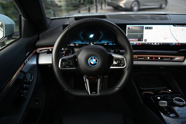 BMW 5-SERIE 550e xDrive High Executive M Sport Automaat / Panoramadak / Adaptief onderstel professional / Adaptieve LED / Parking Assistant Plus / Harman-Kardon / Stoelverwarming