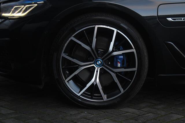BMW 5-SERIE Touring 530e xDrive M-Sport | Panorama-dak | Comfort Stoelen | Harman & Kardon | Cruise Control Adaptief | Sfeerverlichting | Electrische Achterklep