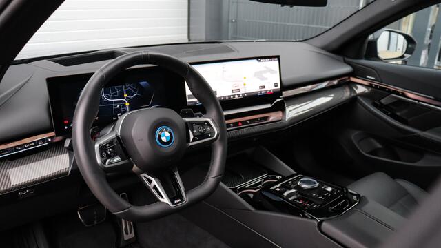 BMW 5-SERIE Touring 550e xDrive M-Sport Pro | Stoelventilatie | Harman/Kardon | Panoramadak | M Onderstel Professional | Head-up | Trekhaak