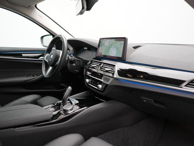BMW 5-SERIE Touring 530e Sportline Plug In Hybrid 293pk Dealer O.H. PHEV | Panodak | Head Up | Adaptive Cruise | Laser LED | Lederen Sportstoelen Verwarmd | Apple Carplay | Sfeerverlichting | Navigatie | Virtual | Keyless | Blis | DAB |