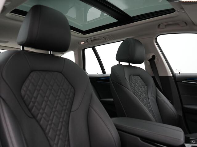 BMW 5-SERIE Touring 530e Sportline Plug In Hybrid 293pk Dealer O.H. PHEV | Panodak | Head Up | Adaptive Cruise | Laser LED | Lederen Sportstoelen Verwarmd | Apple Carplay | Sfeerverlichting | Navigatie | Virtual | Keyless | Blis | DAB |