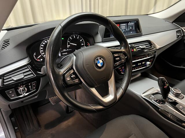 BMW 5-SERIE Touring 520i Executive *Org.NL!* Navigatie / LED / Cruise / Elektr. Klep / ECC Clima / PDC V&A / 18'' LMV