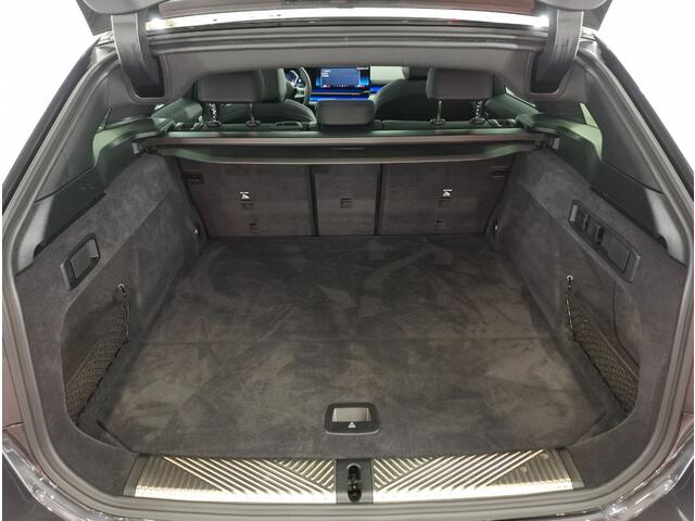 BMW 5-SERIE Touring 520i | M Sportpakket Pro | Voorstoelen verwarmd | Panoramadak | Harman/Kardon | Achteruitrijcamera | Iconic Glow |