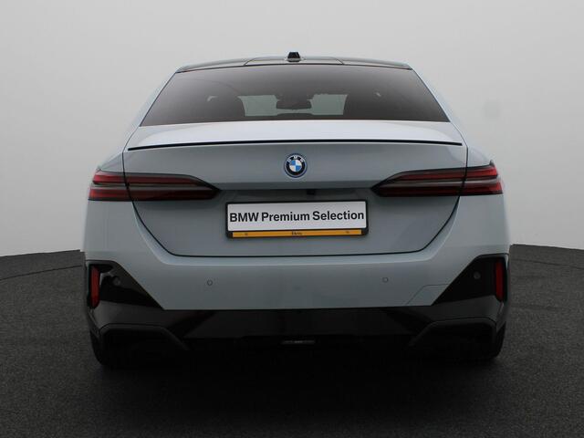 BMW 5-SERIE Touring 540d xDrive M Sportpakket Pro | Innovation Pack | Driving Assist Prof | Harman-Kardon | Panoramadak | 20"