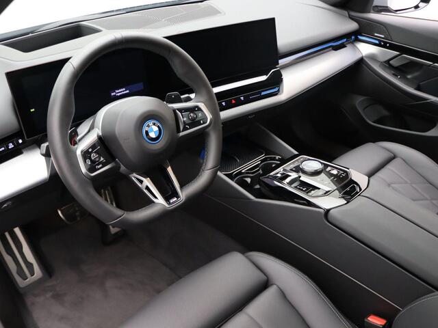 BMW 5-SERIE Touring 540d xDrive M Sportpakket Pro | Innovation Pack | Driving Assist Prof | Harman-Kardon | Panoramadak | 20"