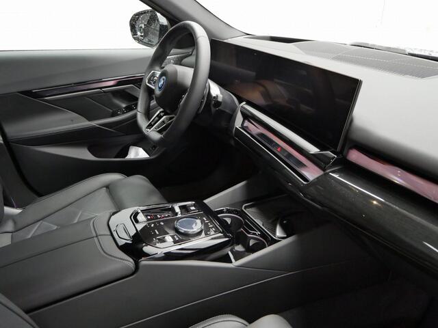 BMW 5-SERIE Touring 550e xDrive | M-Pro | Bowers & Wilkins | Trekhaak | 360 cam | Panorama | Co Pilot