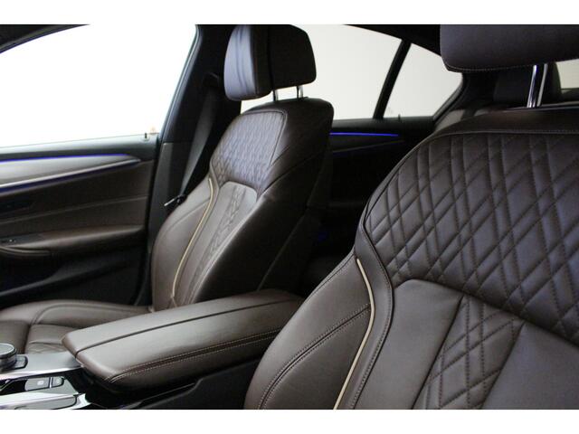 BMW 5-SERIE 540i M-Sport | Individual Donington Gray | M550i LM velgen | Trekhaak | Lederen dash | Harman Kardon | Trekhaak