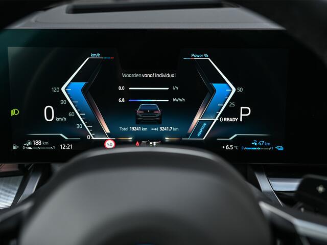 BMW 5-SERIE Touring 530e xDrive · M-Sport · Shadow Line · Panoramadak · Harman/Kardon · 360 Camera · Comfort Access · Stoel- en Stuurverwarming · Active Cruise · Ambiance · El. trekhaak