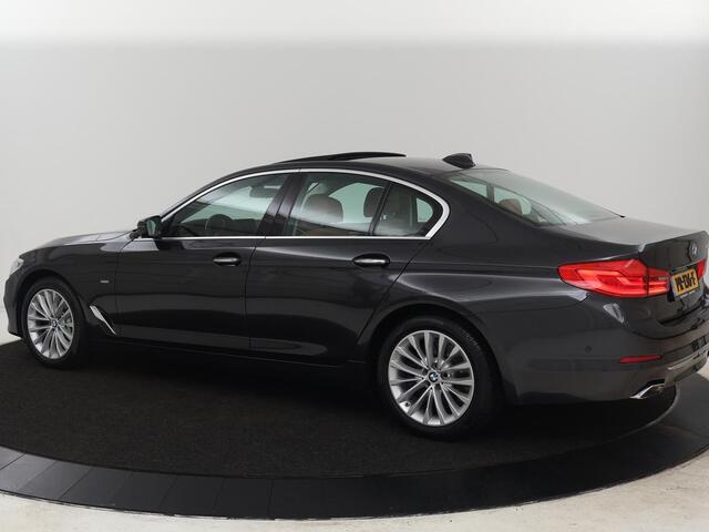 BMW 5-SERIE 540i High Executive | 51.800km NAP | Schuifdak | Luxury Line | Leder | 360 Camera | Comfortstoelen | Keyless | Stoelverwarming | Navigatie | Memory | Full LED | Dodehoek detectie | Park Assist
